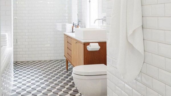 white bathrooms to inspire