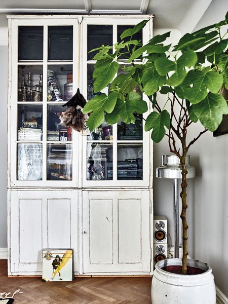A Swedish apartment filled with vintage finds