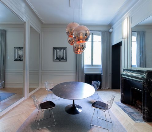 Beautiful black and white decor in a Paris apartment