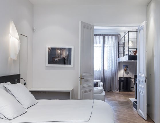 Beautiful black and white decor in a Paris apartment