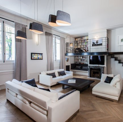 Beautiful black and white decor in a Paris apartment