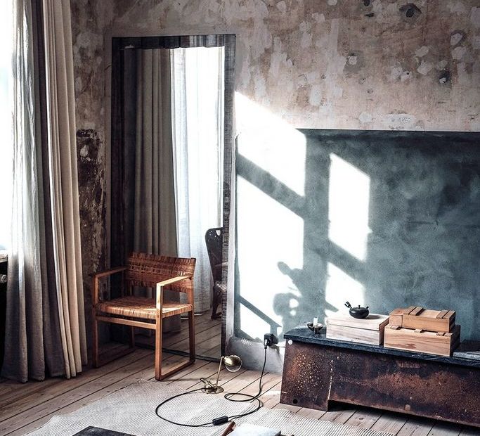 Niels Stroyer Christophersen open his apartment