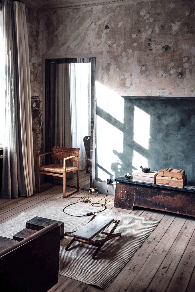 Niels Stroyer Christophersen open his apartment