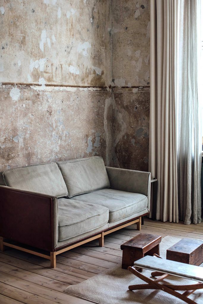 Niels Stroyer Christophersen open his apartment