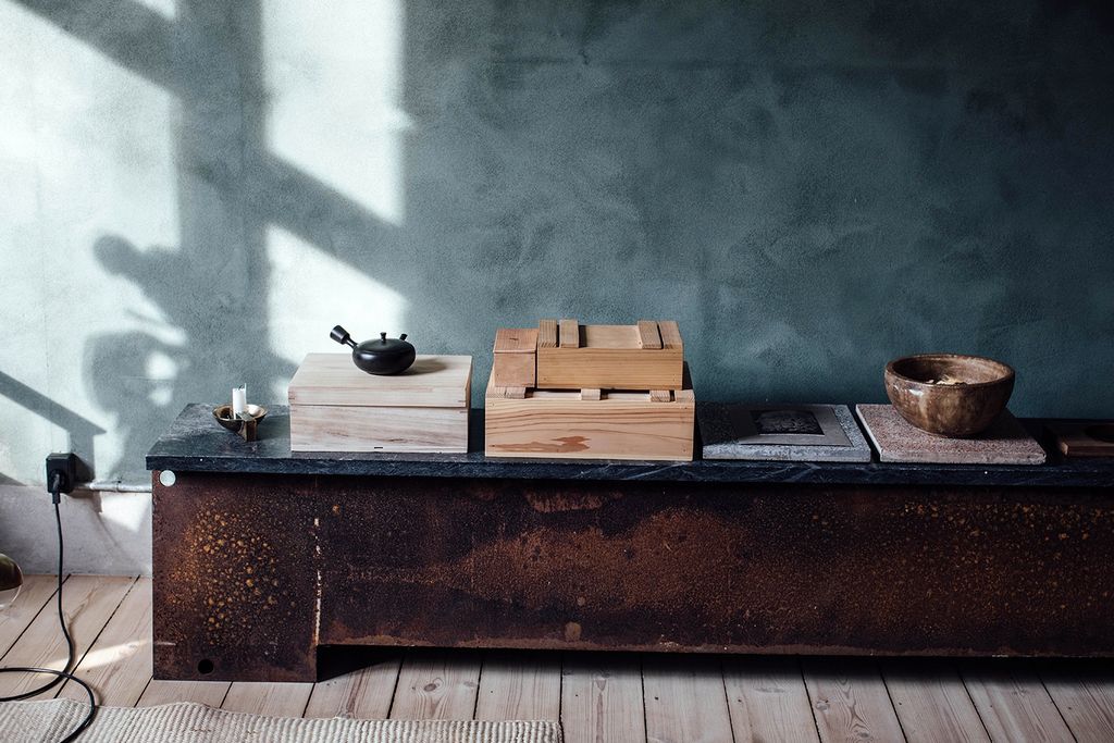 Niels Stroyer Christophersen open his apartment