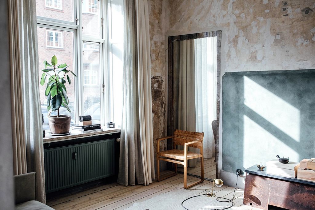 Niels Stroyer Christophersen open his apartment