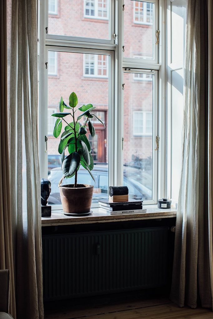 Niels Stroyer Christophersen open his apartment