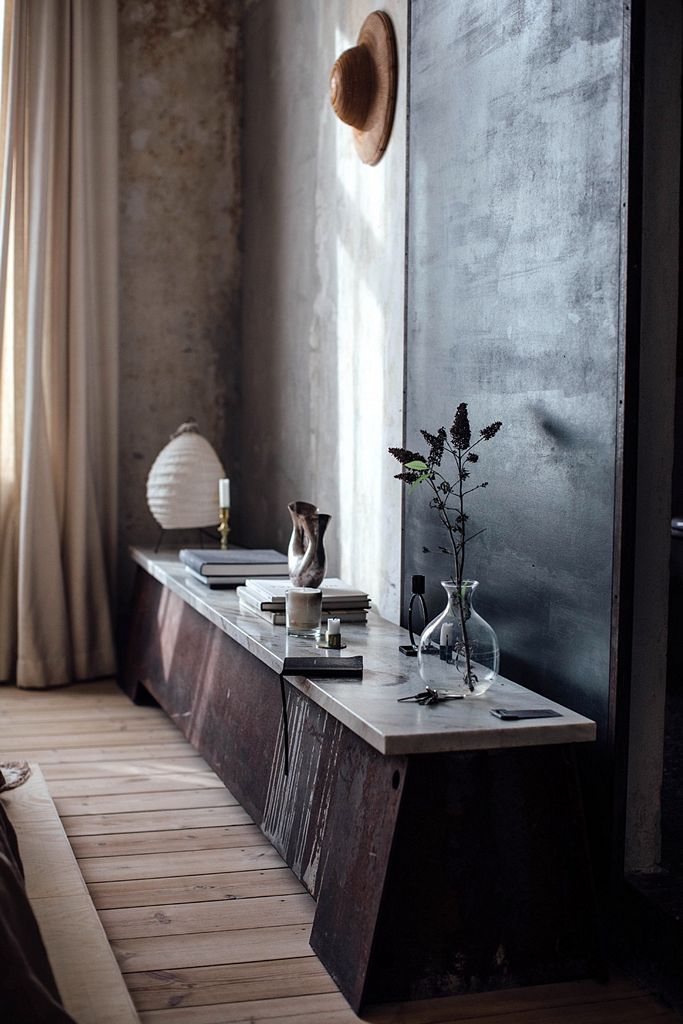 Niels Stroyer Christophersen open his apartment