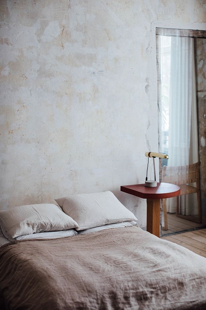 Niels Stroyer Christophersen open his apartment