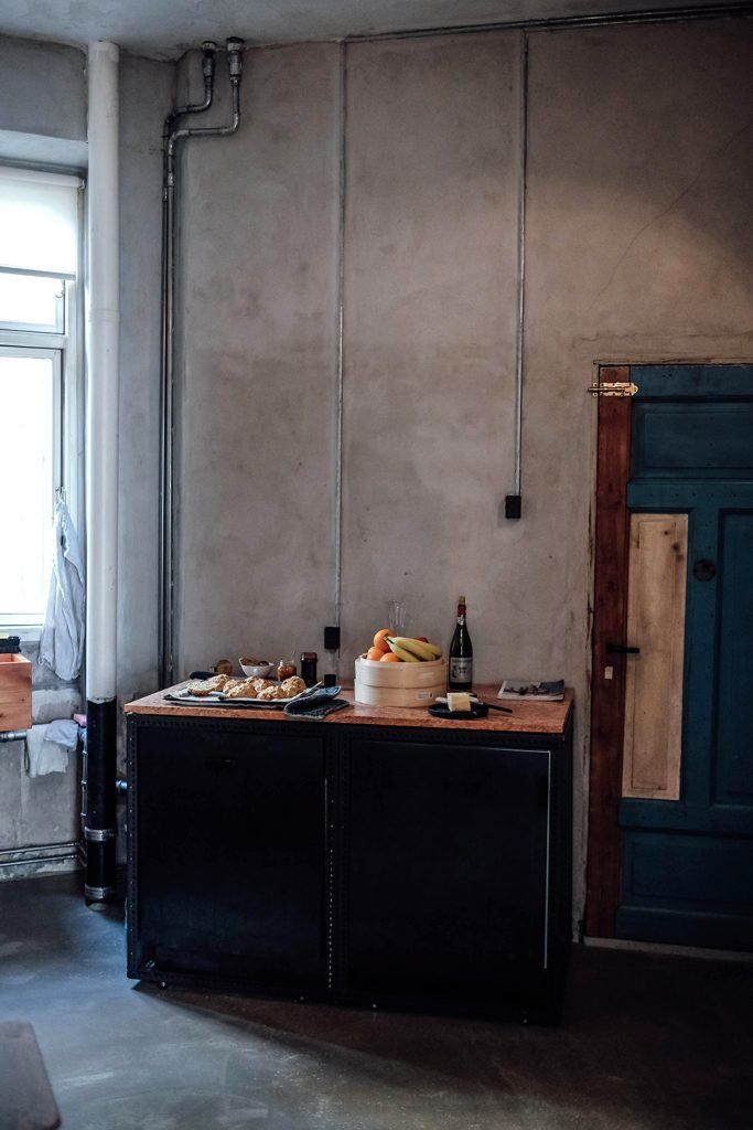 Niels Stroyer Christophersen open his apartment