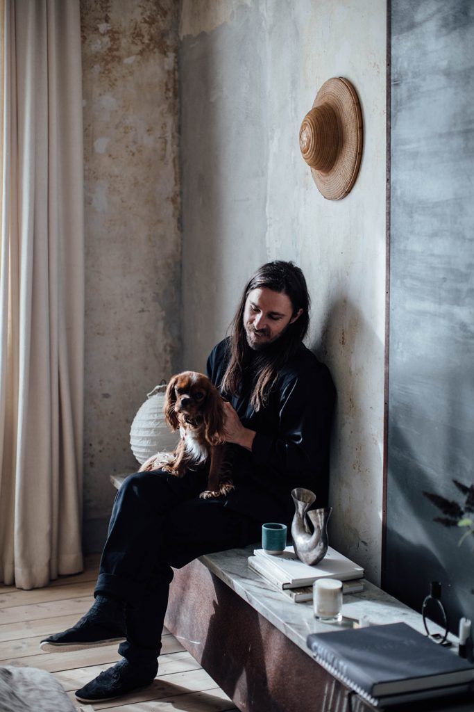 Niels Stroyer Christophersen open his apartment