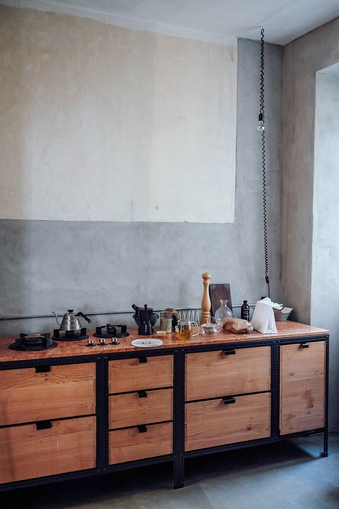 Niels Stroyer Christophersen open his apartment