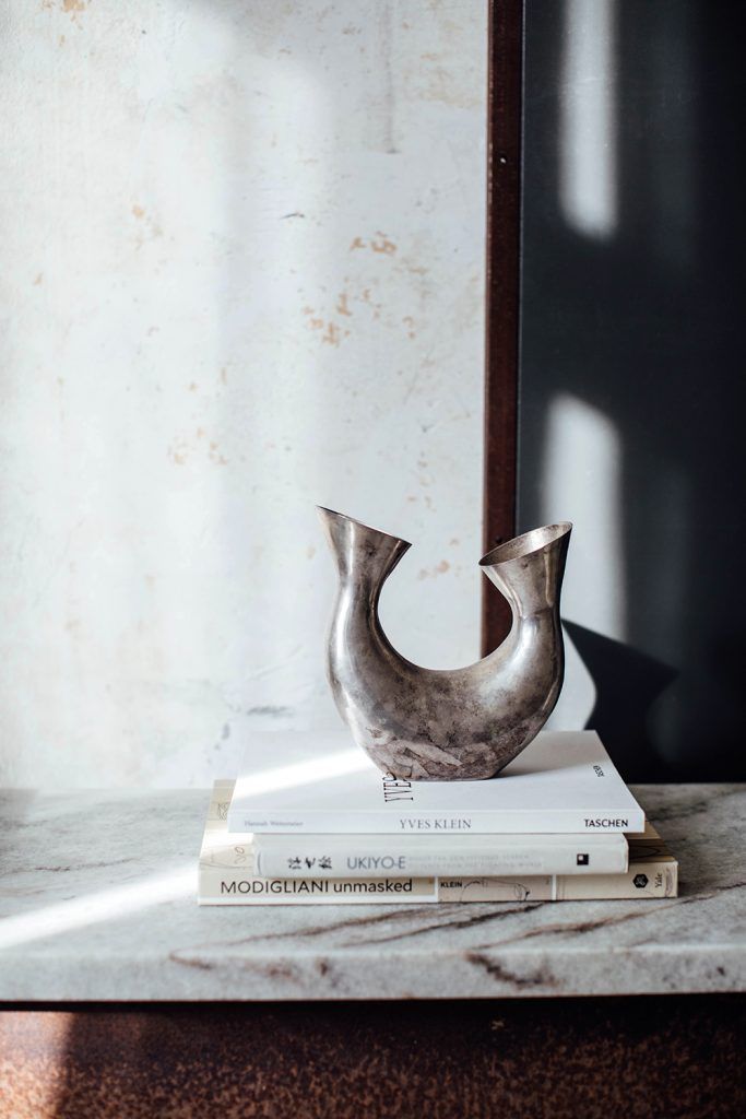Niels Stroyer Christophersen open his apartment