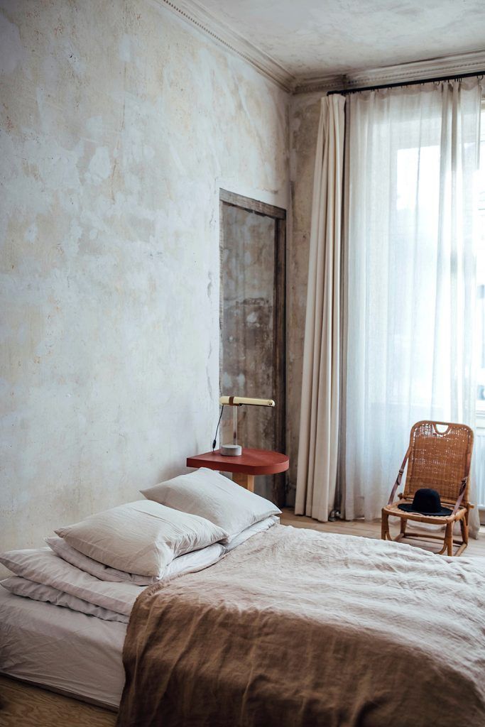 Niels Stroyer Christophersen open his apartment
