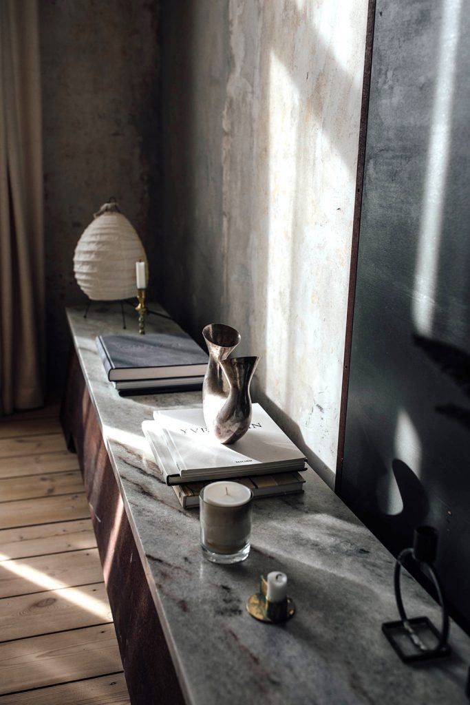 Niels Stroyer Christophersen open his apartment