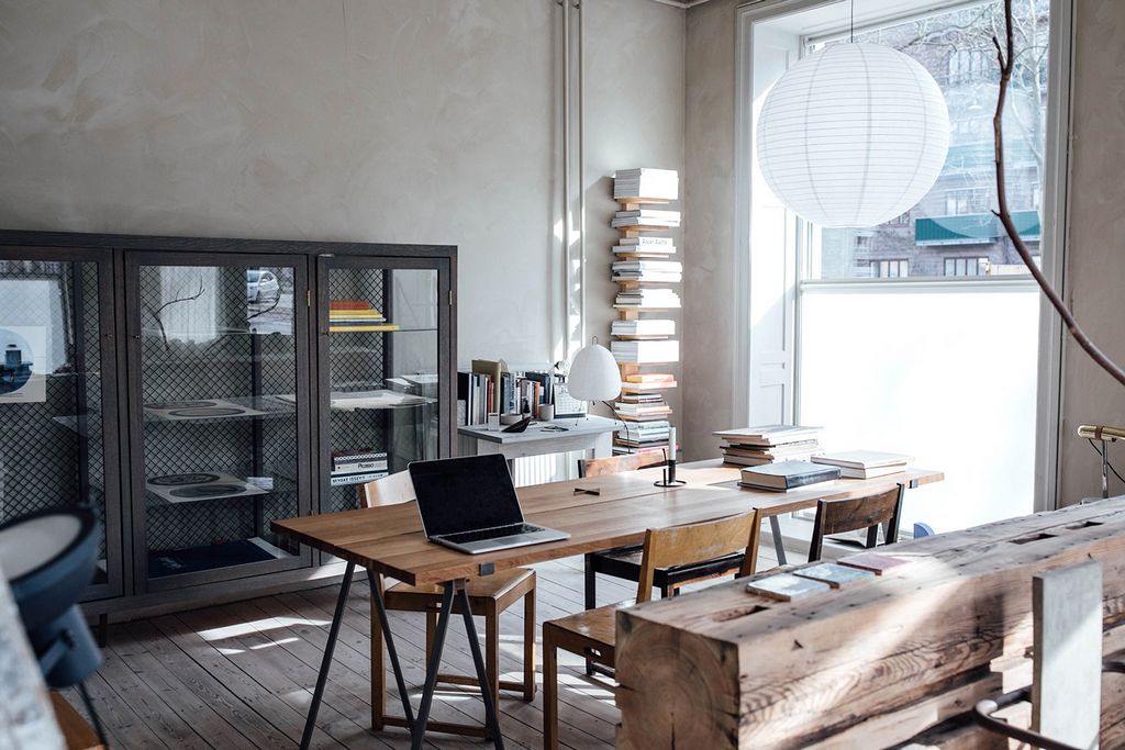 Niels Stroyer Christophersen open his apartment