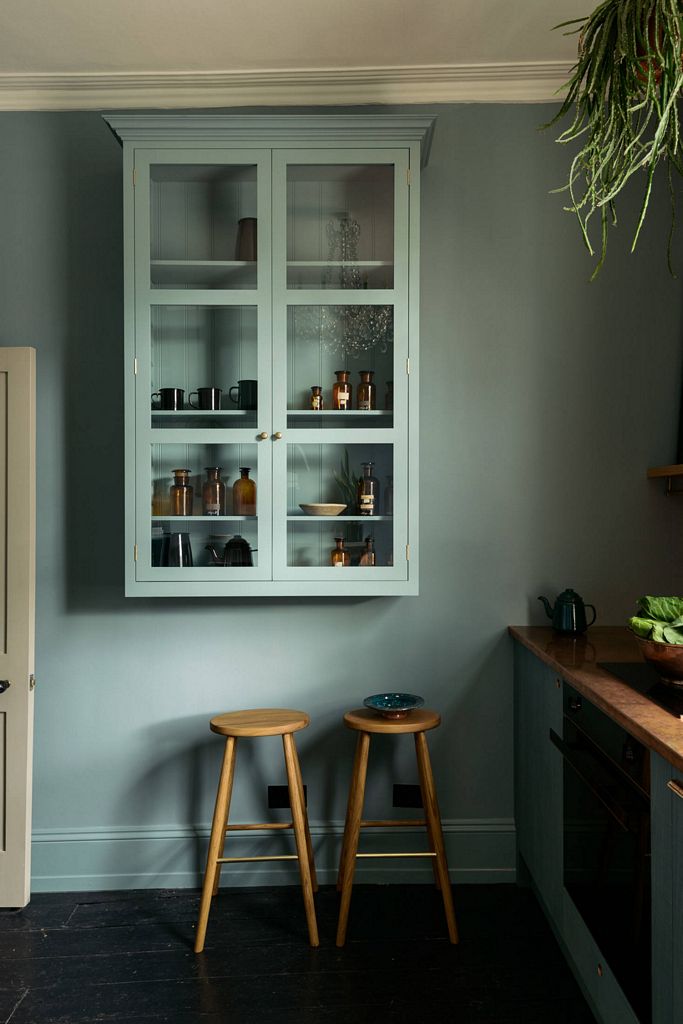 A glamorous update for the deVol’s rustic kitchen