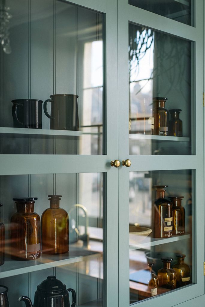 A glamorous update for the deVol’s rustic kitchen