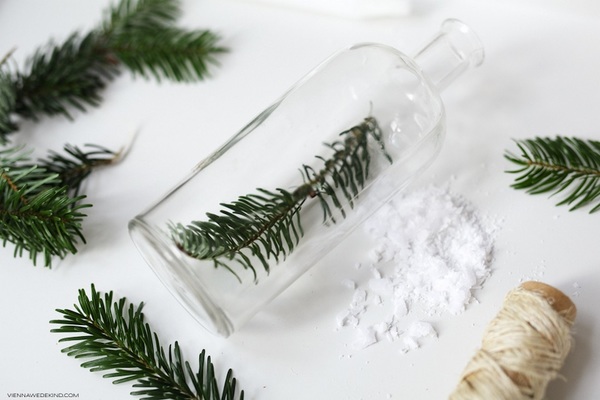 A Simple DIY Christmas Candleholder