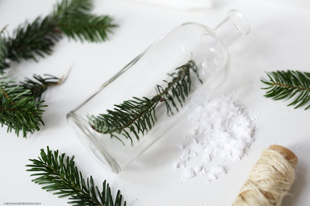 A Simple DIY Christmas Candleholder