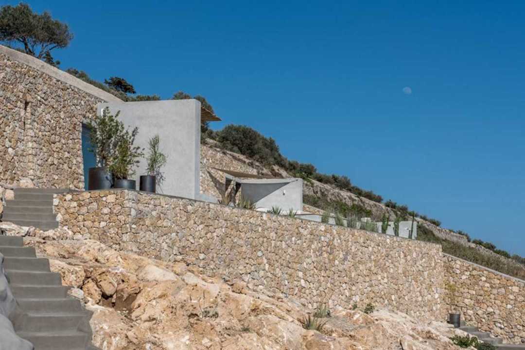 Holiday house on the Mountain by Kapsimalis Architects