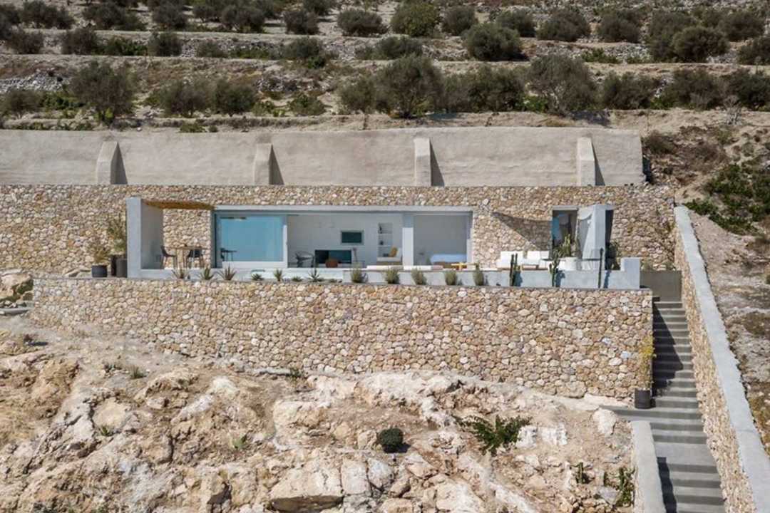 Holiday house on the Mountain by Kapsimalis Architects