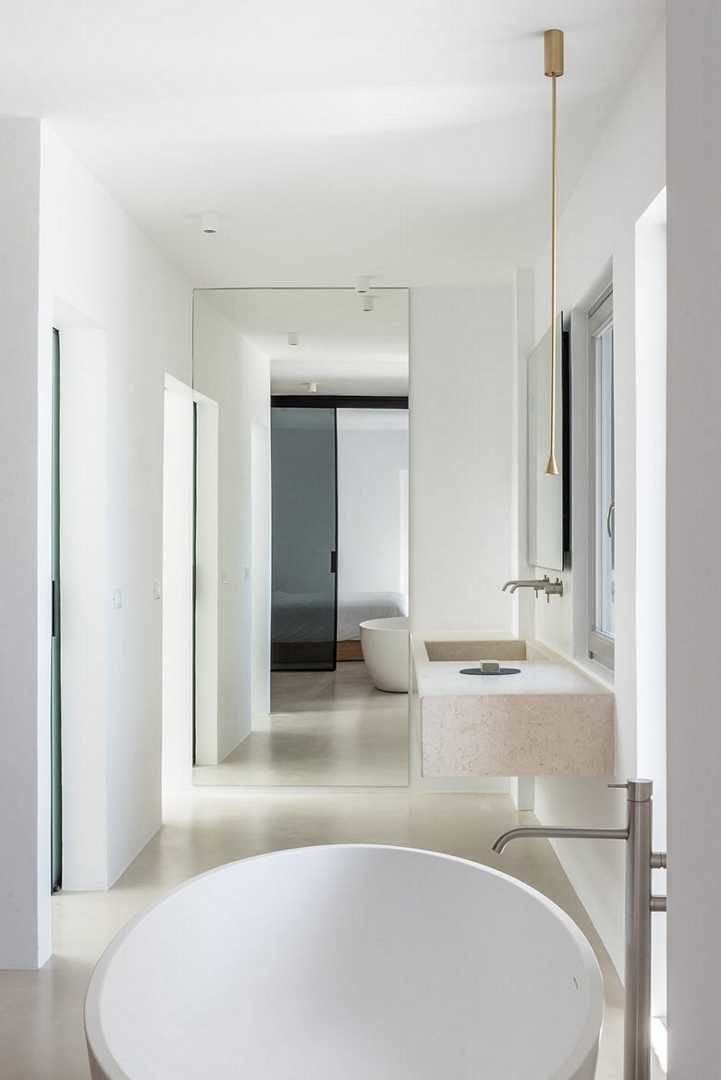 Holiday house on the Mountain by Kapsimalis Architects