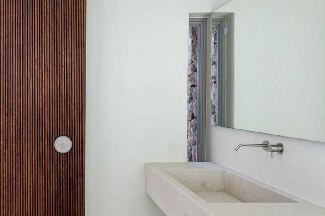 Holiday house on the Mountain by Kapsimalis Architects
