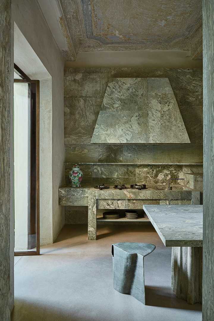Tuscan villa by Vincenzo De Cotiis