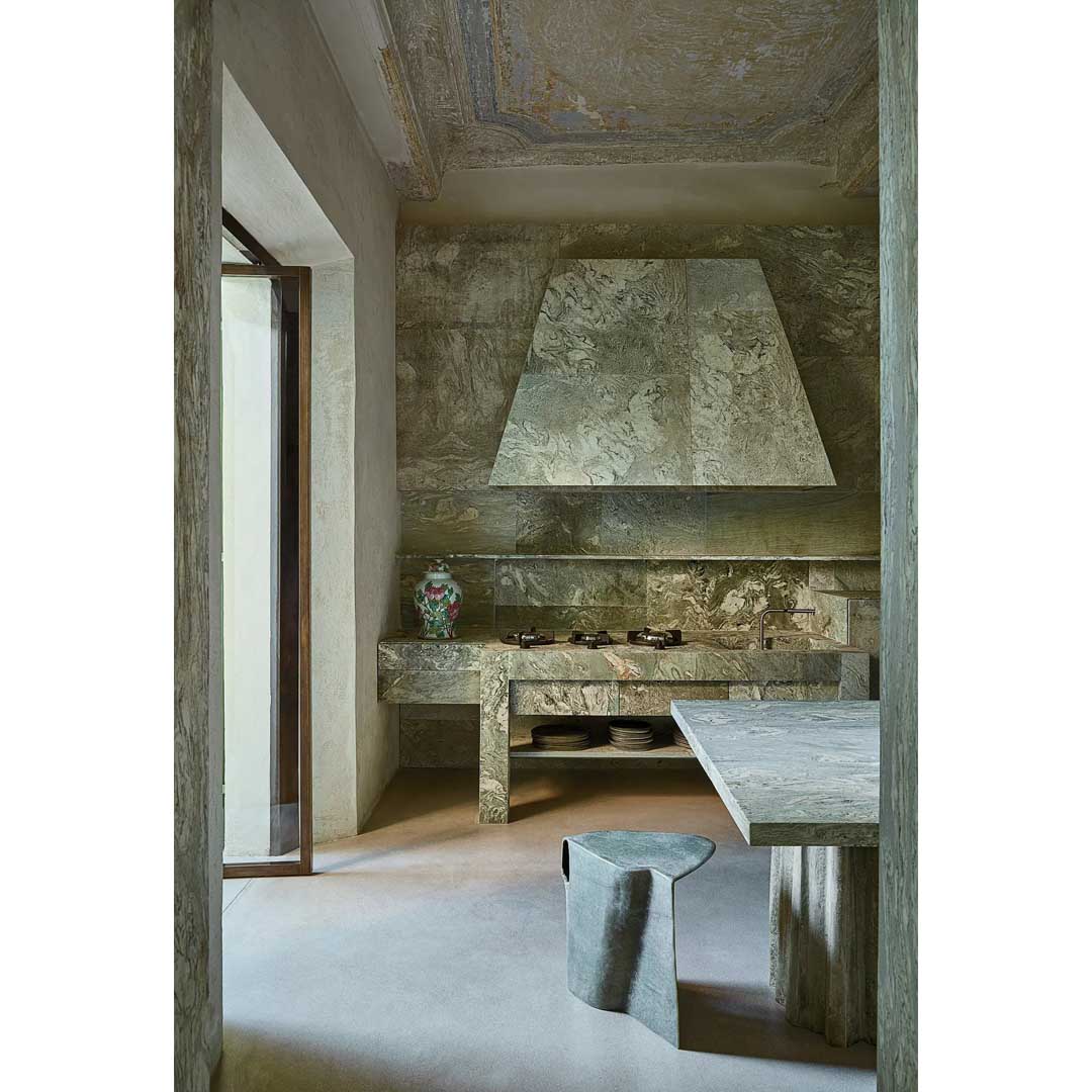 Tuscan villa by Vincenzo De Cotiis