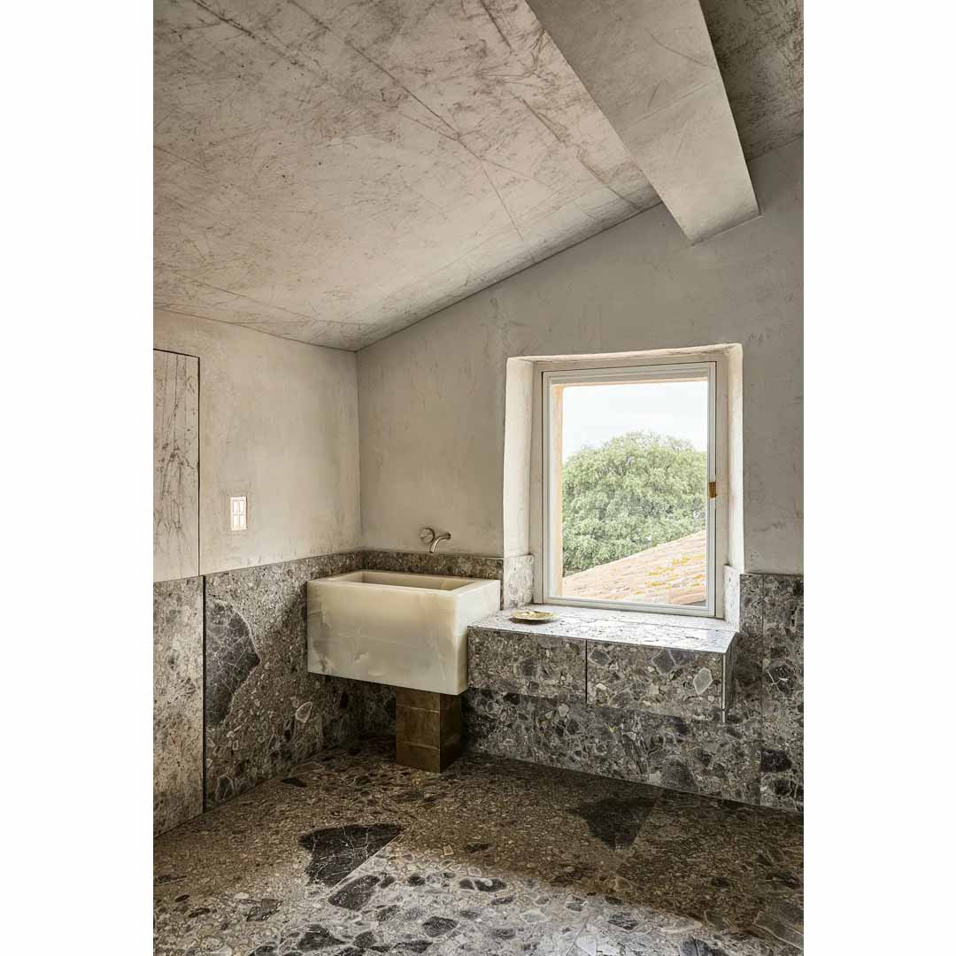 Tuscan villa by Vincenzo De Cotiis