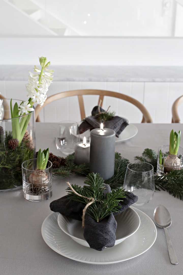 An easy Christmas table setting