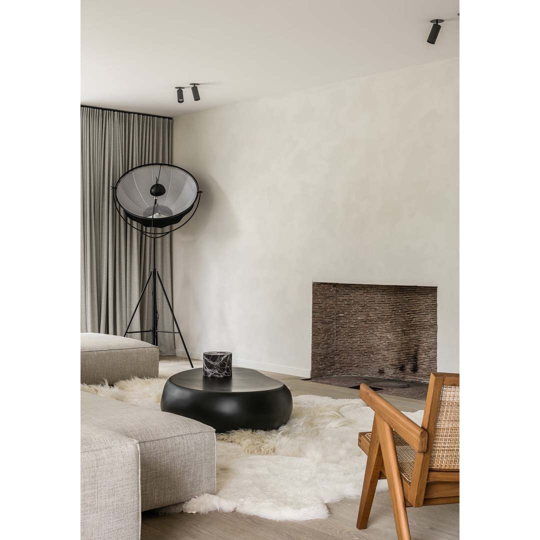 Light Play, a minimal apartment by Marie Lecluyse