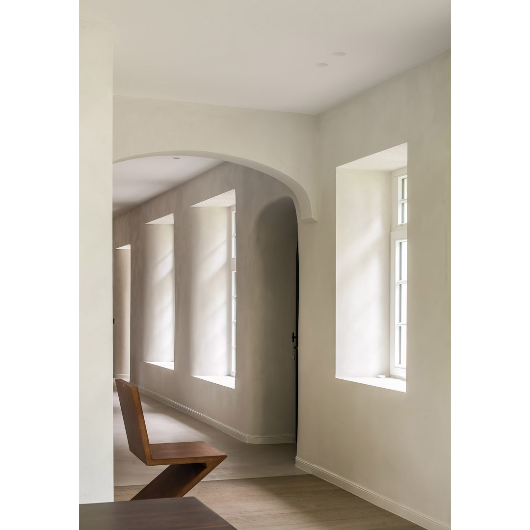 Light Play, a minimal apartment by Marie Lecluyse