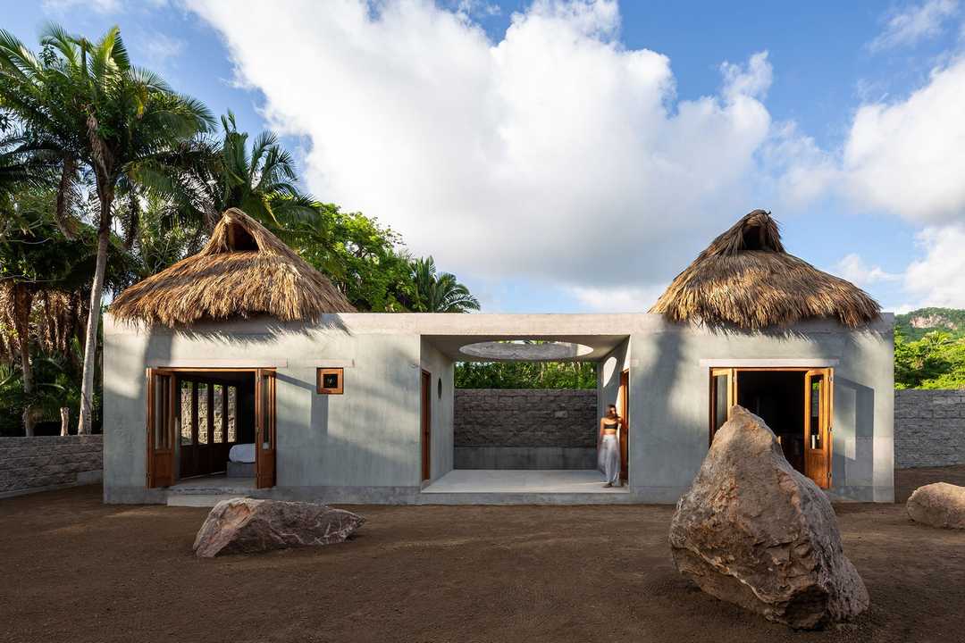 A Concrete Bungalow by Palma Architecture Studio