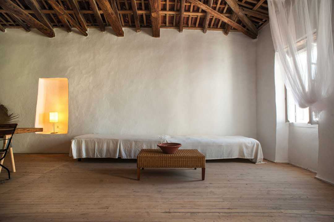 House under the castle by ETSI Architects