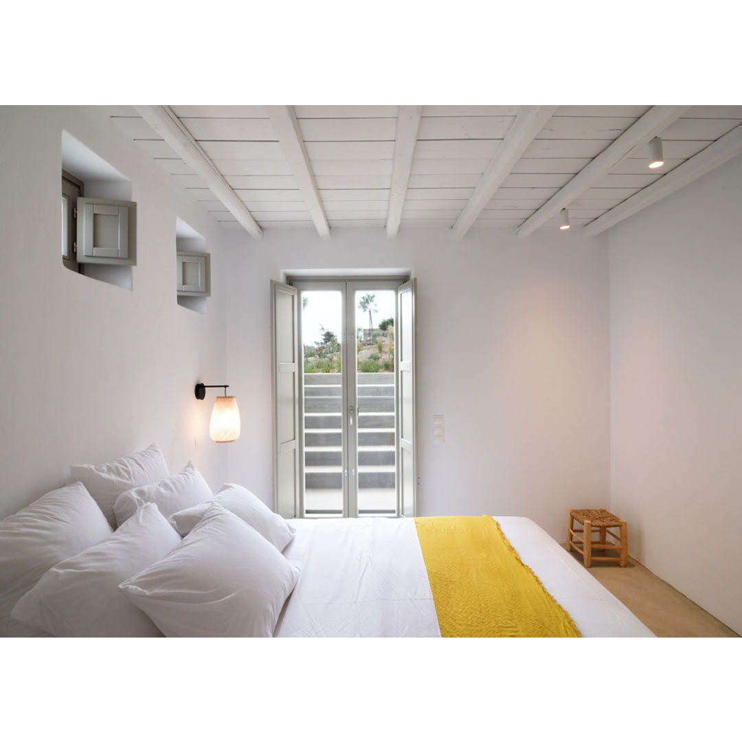 ‘White Spirit’ in Cyclades by Sinas Architects
