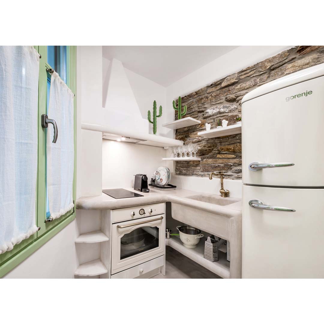A House of '50s in Andros by Domitech Construction
